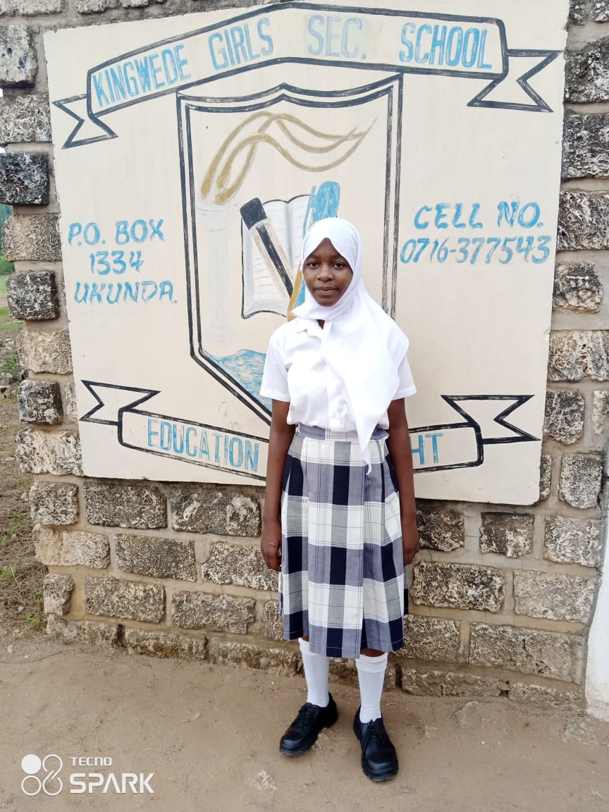 Hadija in ihrer neuen Schuluniform; Klasse 9